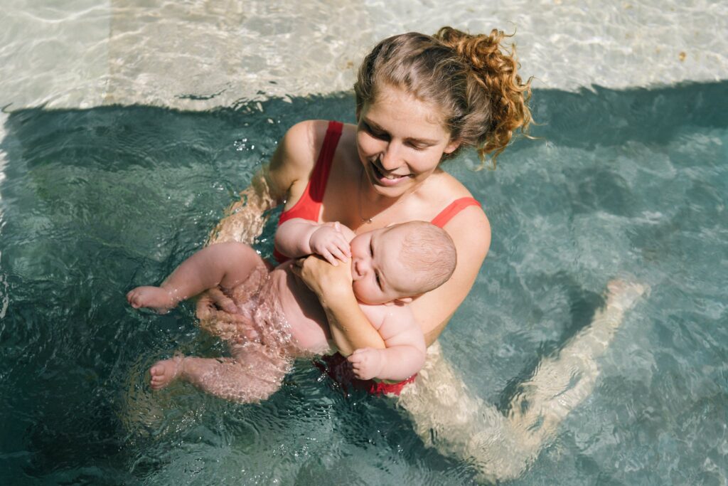 Mutter mit Baby im Schwimmbecken